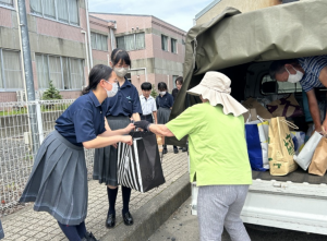 寄付物品の受け渡しをする様子