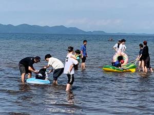 安全に配慮して湖水浴