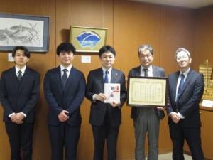 寄附受納・感謝状贈呈（ロハスの池プロジェクト水質浄化チーム様）