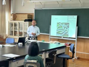 カイコの説明している様子