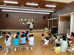 節分シアターを見る子ども達