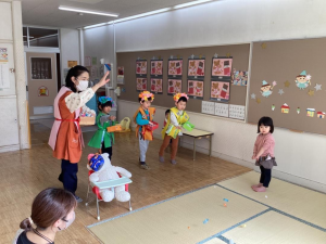 豆まきをする満了児さん