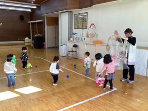 豆まきゲームをするうめ組