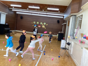 豆まきゲームをするさくら組