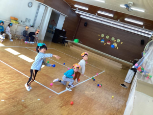 豆まきゲームをするうさくら組