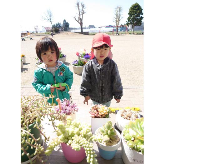 植物の前の子供たち