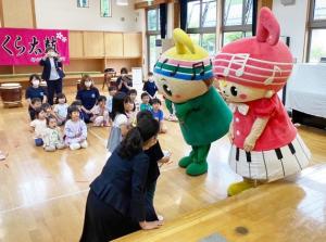 写真_贈呈式でがくとくんとふれあうお子さんたち