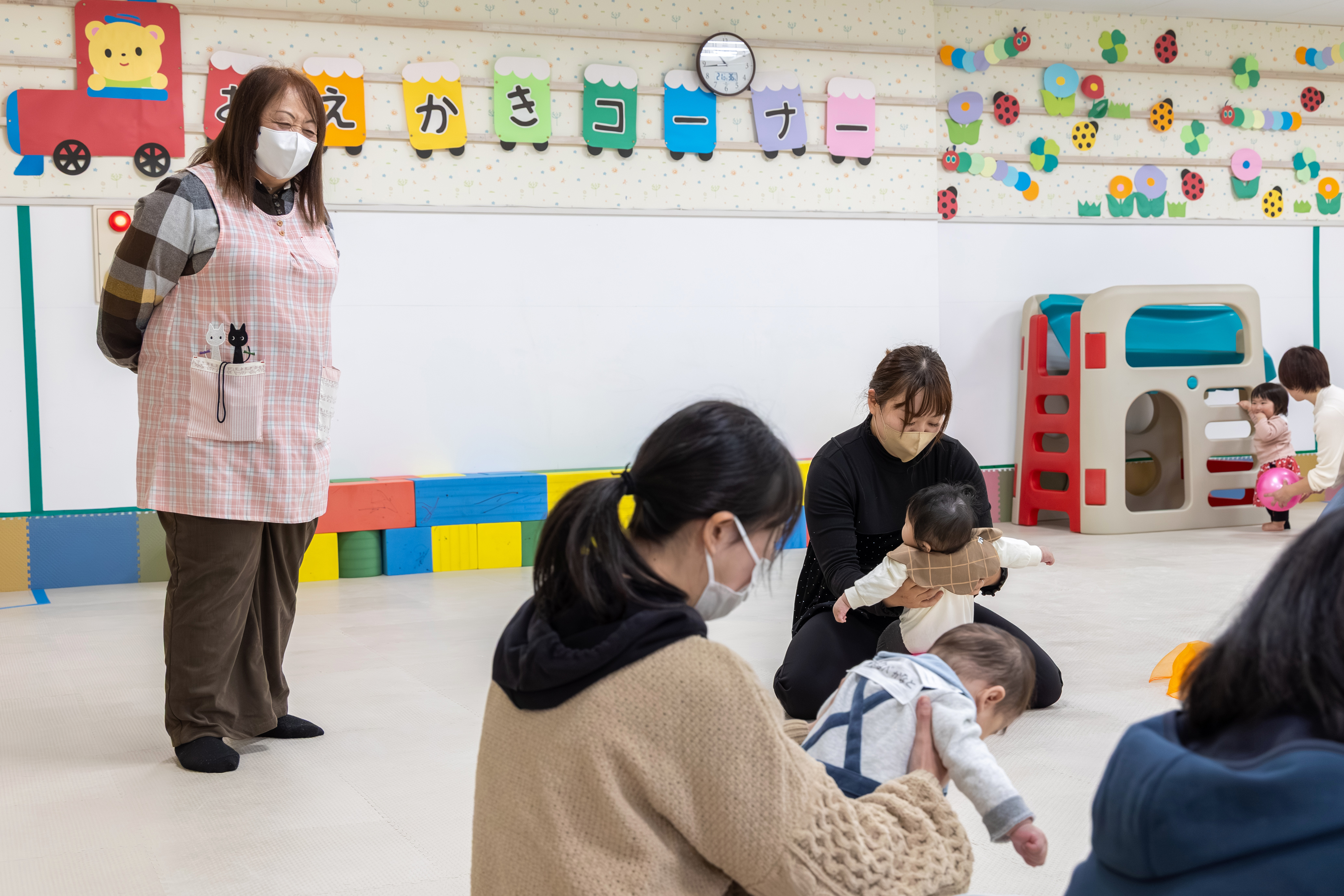 活動の様子を見守る石塚さん