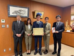 寄附受納・感謝状贈呈(王子建設株式会社様)