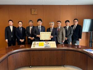 寄附受納・感謝状贈呈(望月 一美様)