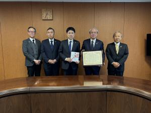 寄附受納・感謝状贈呈(株式会社ウエストエネルギーソリューション様)