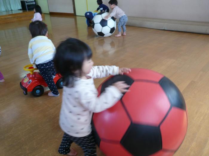 ボールで遊ぶ女児