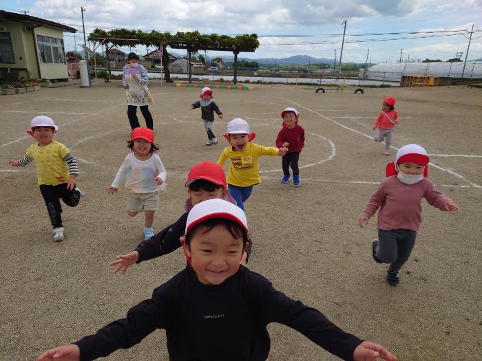 かけっこをする子供たち