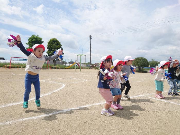 体操をする子供たち