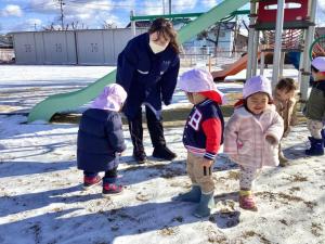 先生と一緒に雪をみる子どもたち