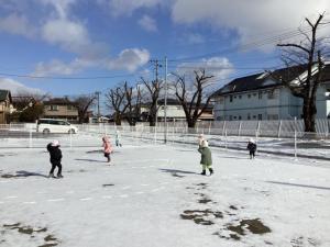 雪の上を走って遊ぶ子どもたち