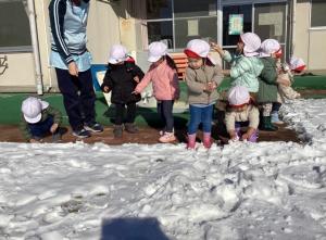 雪を触っている子どもたち
