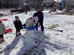 ソリ滑りを楽しんでいる様子