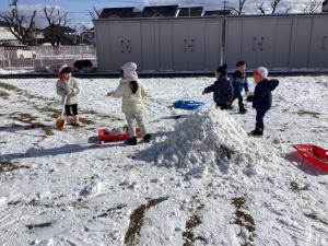 ソリ遊びを楽しむ子どもたち