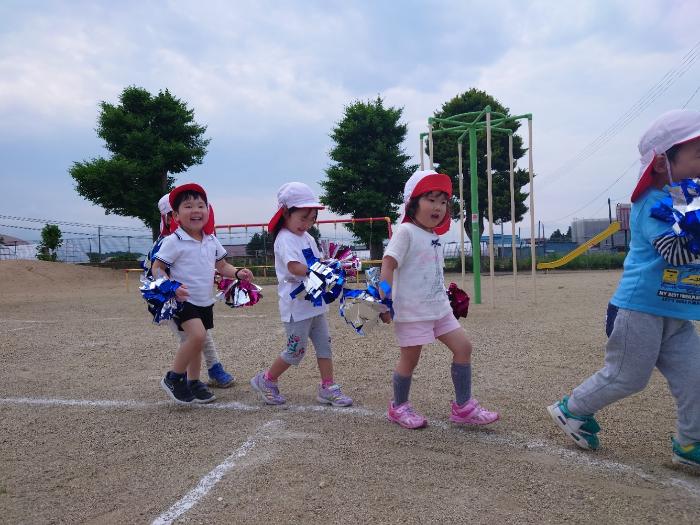 元気に歩く子供