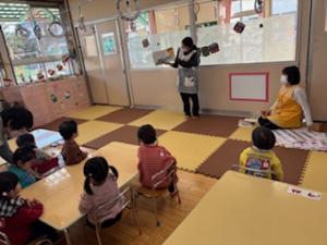 節分のお話を聞く