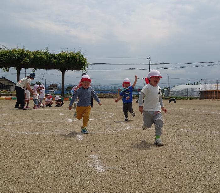 子供たちがかけっこをしている