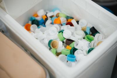 回収されたペットボトルキャップ