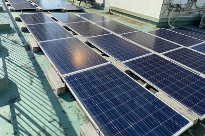 社屋の屋上には太陽光パネルを設置