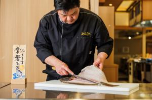 写真_調理中の丸山さん01