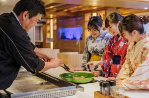 写真_調理中の丸山さん02