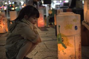 灯ろうを見つめる女の子