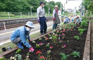 写真_花壇を整備中