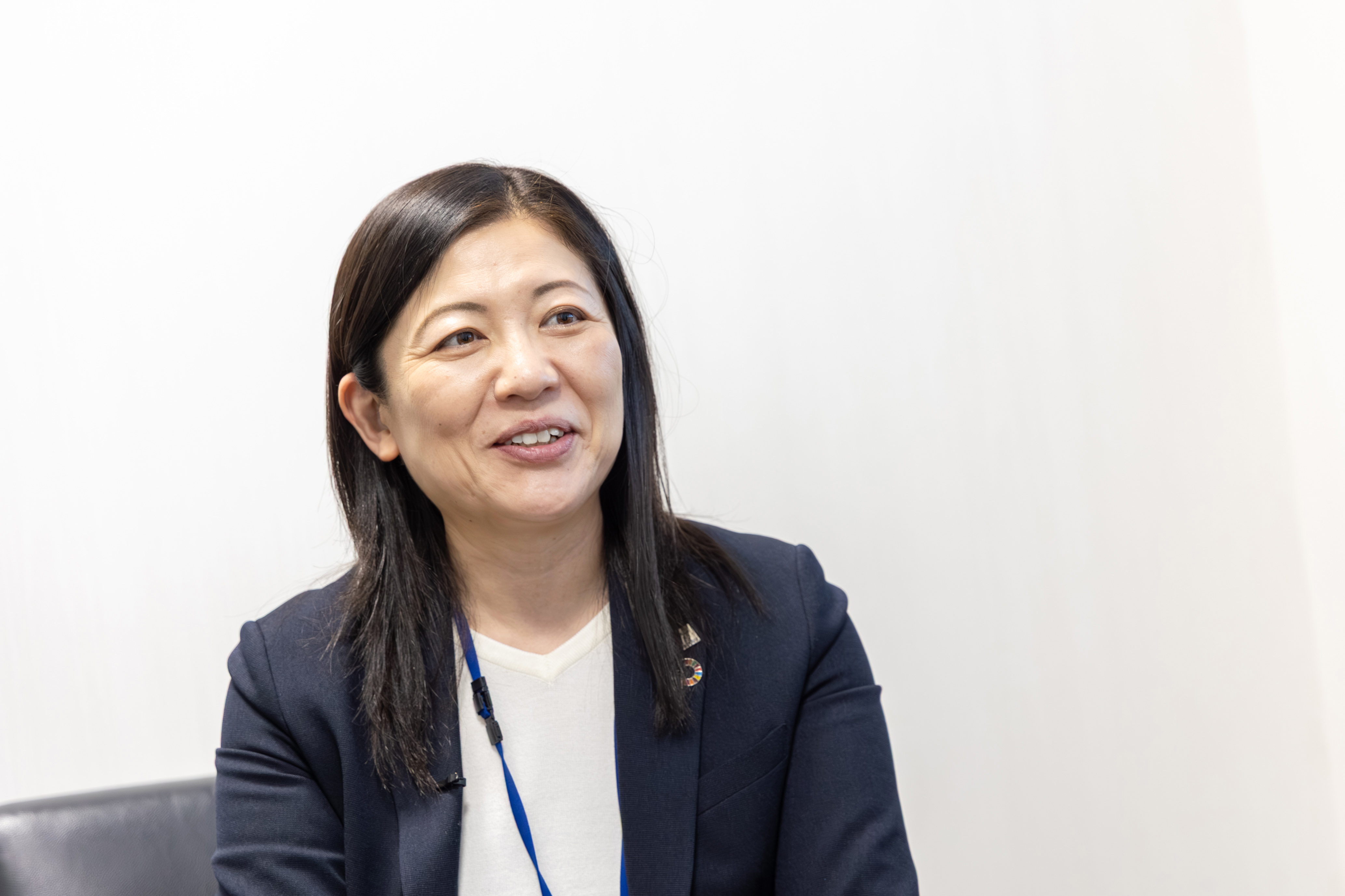 インタビューに応じる陸奥テック写真の山口さん