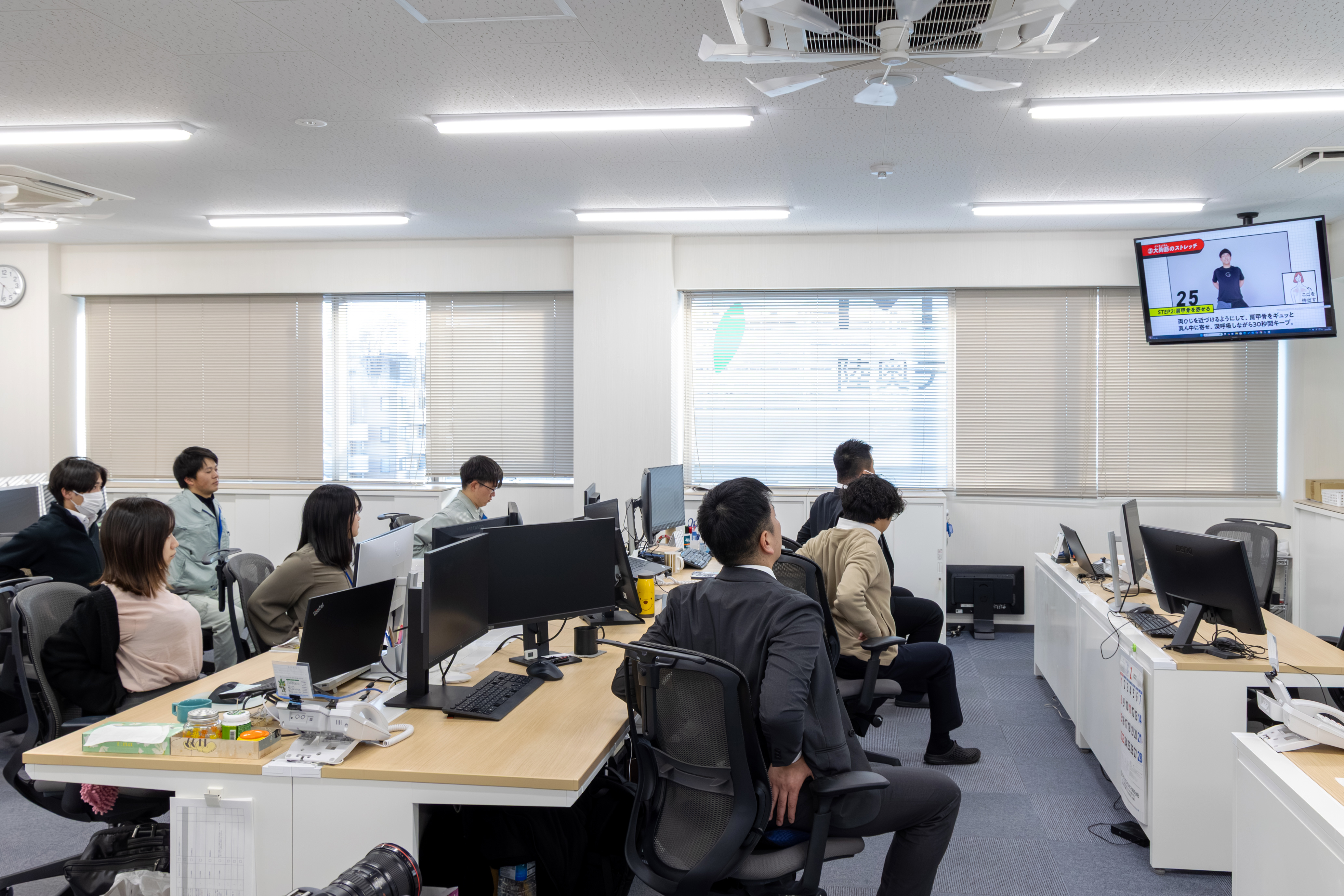 モニターを見ながらストレッチをする陸奥テック写真