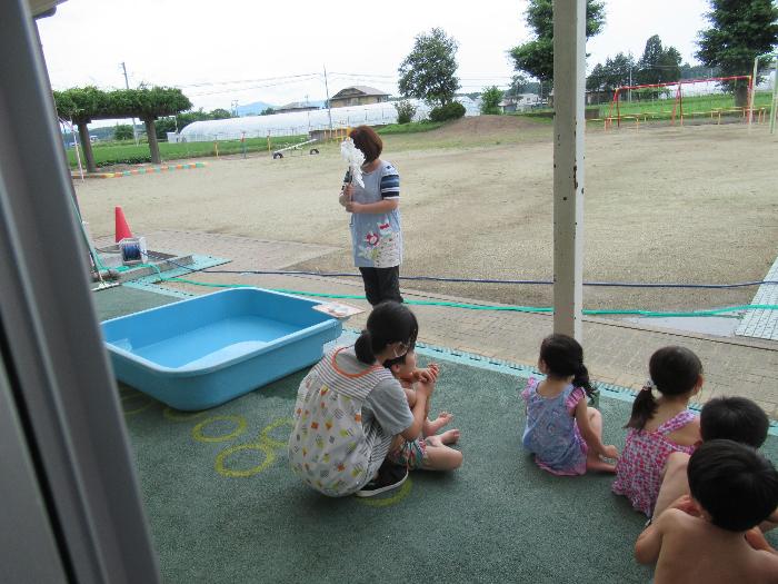 水の事故がないように安全祈願をしている