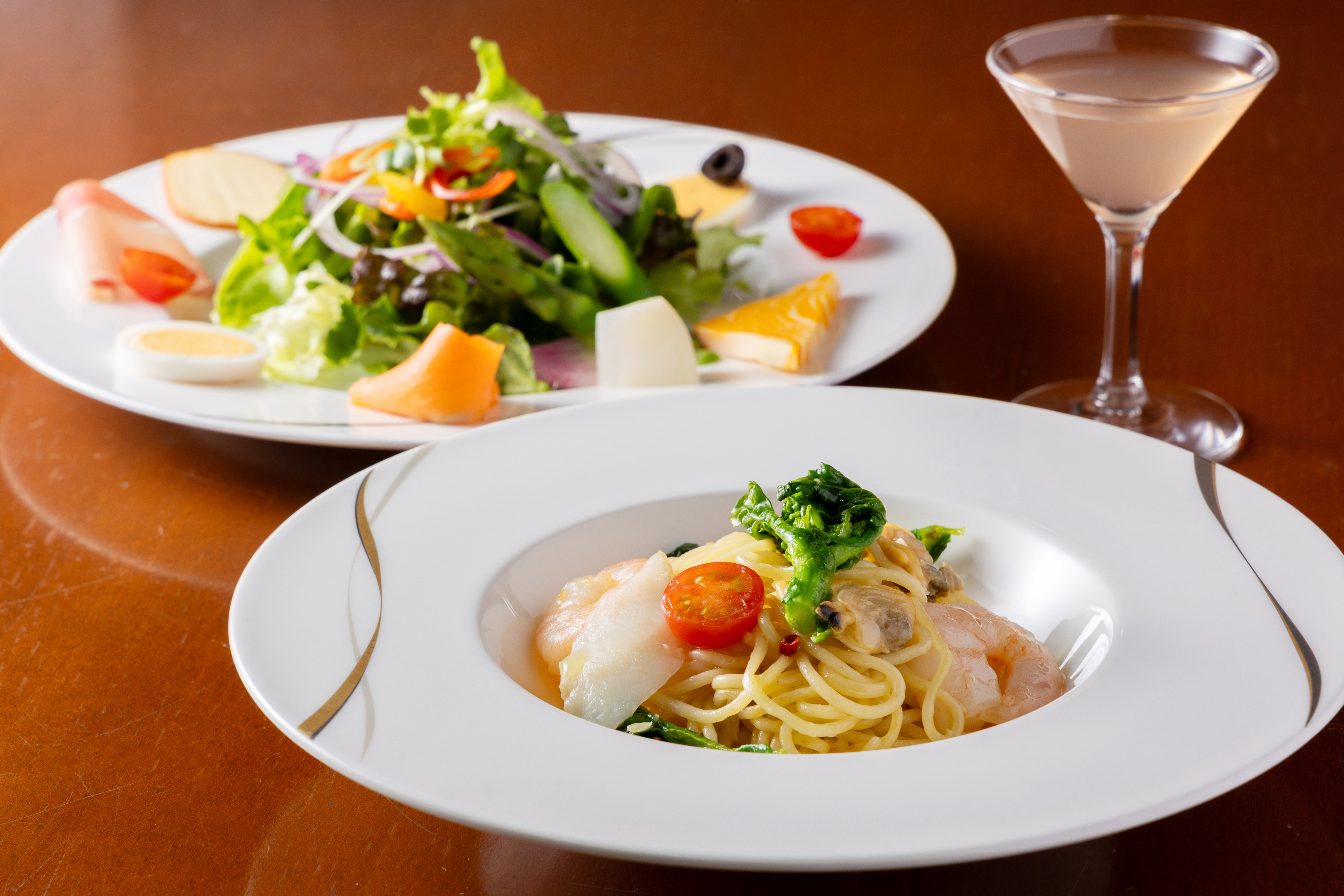 健康メニューとして提供しているサラダとパスタとビネガージュースのセット