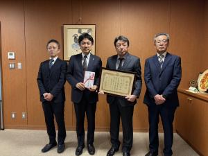 寄附受納・感謝状贈呈(株式会社二瓶商店様)