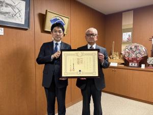紺綬褒章伝達式(根本 裕久様)