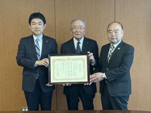寄附受納・感謝状贈呈(合名会社開成社様)