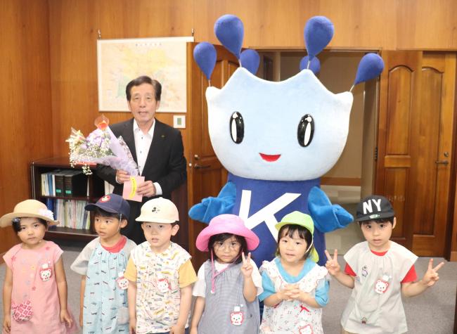 幼稚園児と緑川管理者ときららん