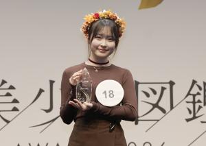 グランプリ授賞でほほ笑む榎本さん