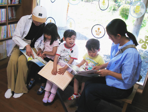 楽しそうに本を読む子どもたち