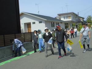 住宅の中を歩く