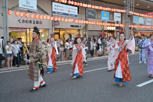 うねめまつりの踊り流しの写真。ミスうねめが踊っている様子。