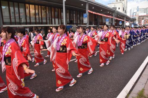 うねめまつりの踊り流しの写真。郡山市職員が列をなして踊っている様子。