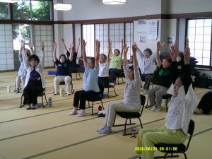 椅子に座って手をまっすぐ