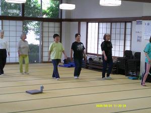 背筋を伸ばして