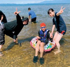 猪苗代湖で水遊び