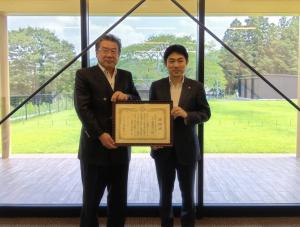 寄附受納・感謝状贈呈（株式会社ISホールディングス様）①