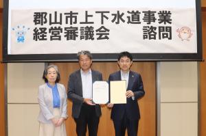 左から小林副会長、中野会長、椎根市長